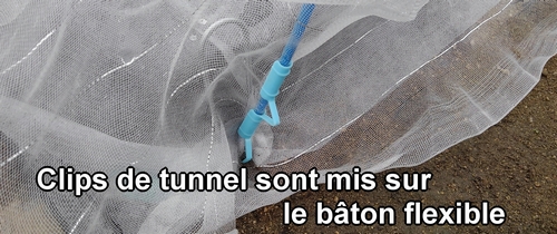 Les clips de tunnel sont mis sur le bâton flexible