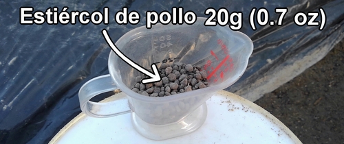 Usa 20g (0.7 oz) de estiércol de pollo para abonar el repollo (col repollo) y el broccolini (brócoli bimi)