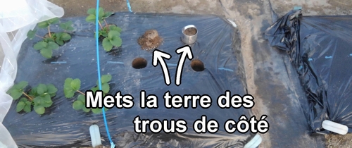 Mets la terre des trous de côté